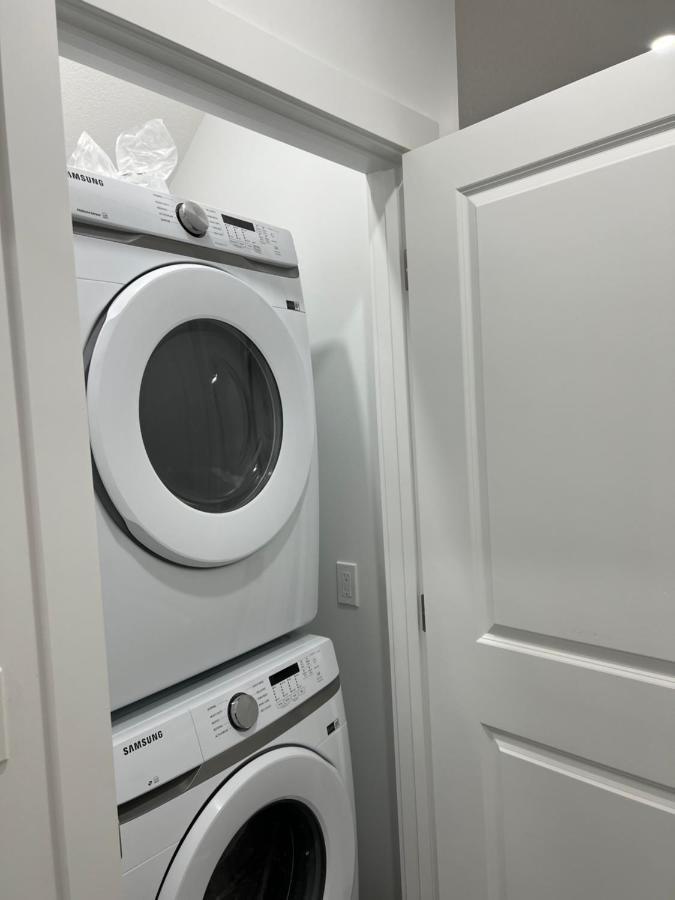 Lovely 1 Bedroom And 2 Beds * Calgary